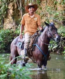 Belize-horsebcak-riding-team-emilio